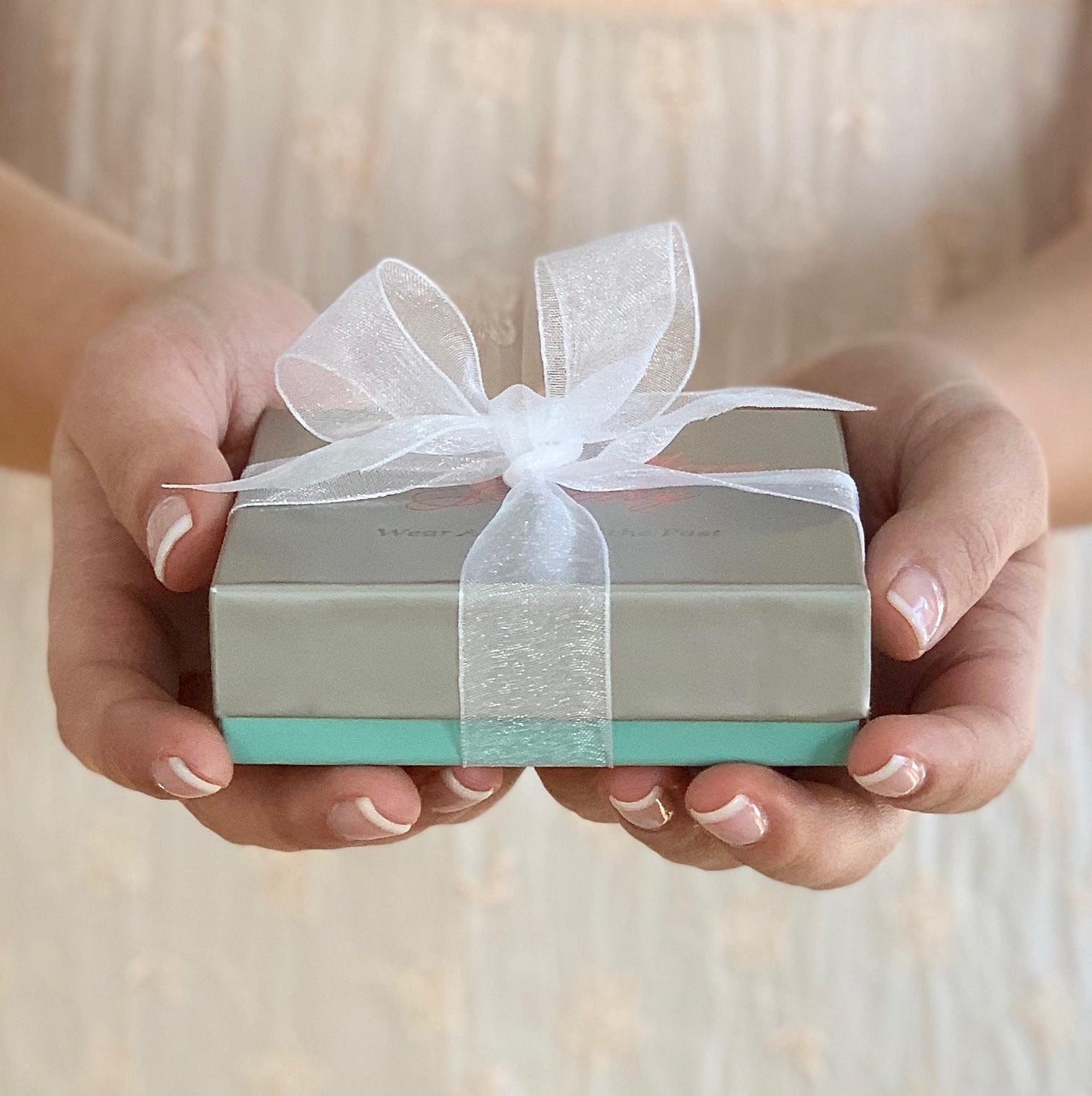 Mother of Pearl Shell Cameo Charm Bracelet, Gemstone Jewelry, Victorian Vintage Cameo, Unique Graduation Gift for Daughter, Girls, Women