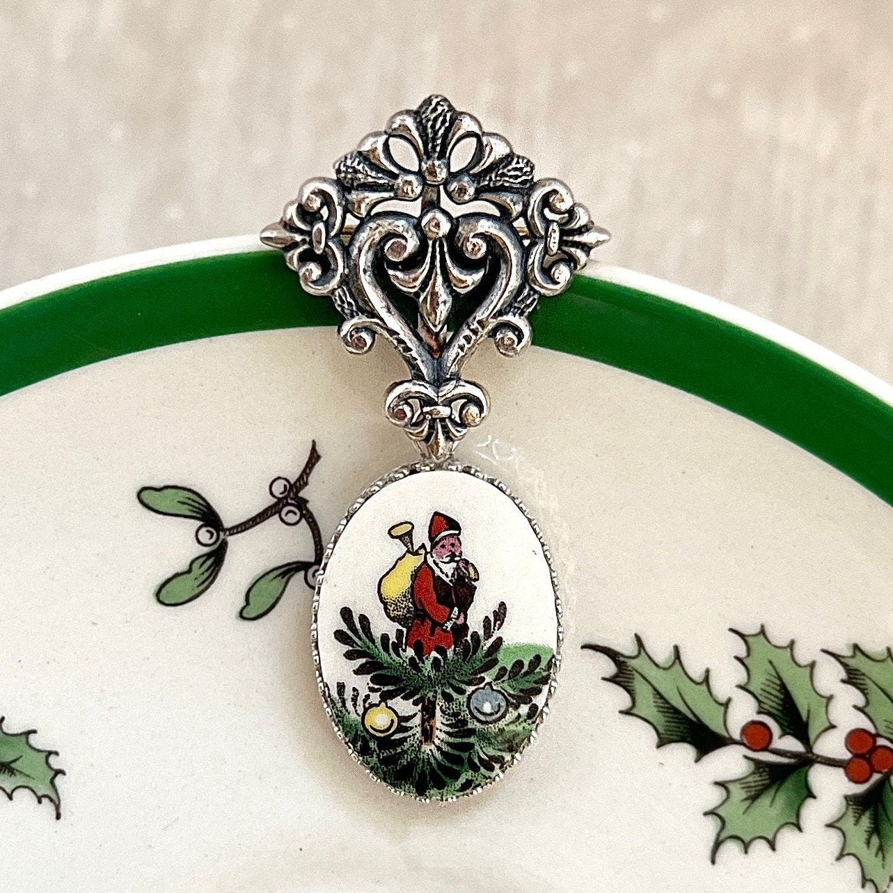 Victorian Santa Spode Christmas Tree Pin