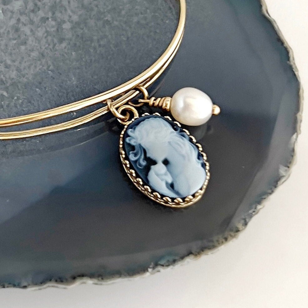 14k Gold Cat Cameo Charm Bracelet, Gold Pearl Bracelet, Gifts for Cat Lover, Solid Gold Cat Jewelry, Pearl Charm, European Real Blue Cameo