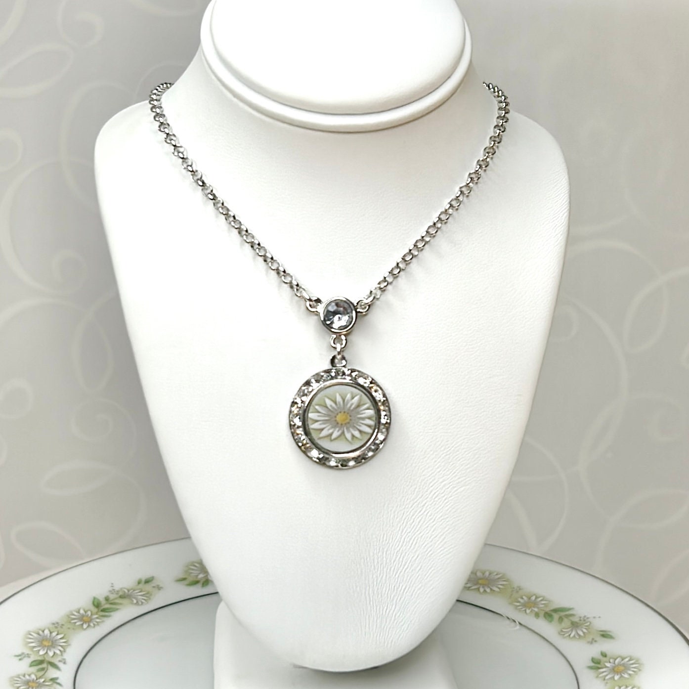 Dainty Daisy Crystal Necklace, Romantic 20th Anniversary Gift for Wife, Broken China Jewelry, Crystal Necklace, Beautiful Daisy Jewelry