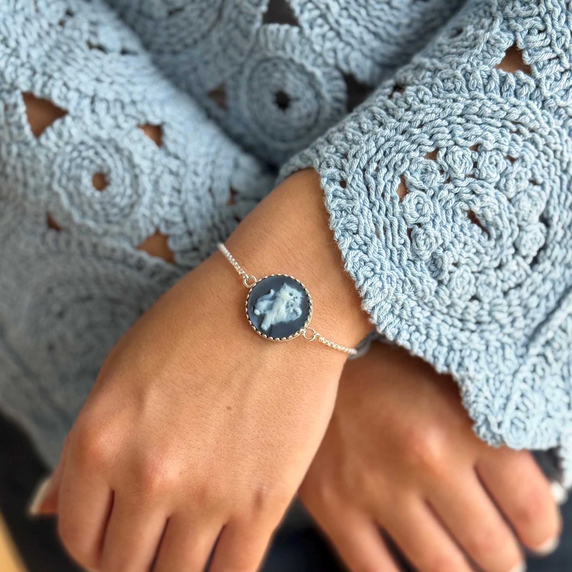 Sterling Silver Cat Cameo Adjustable Bracelet, Unique Wedding Anniversary Gifts for Her, Bolo Bracelet, Blue Cameo Jewelry, Gemstone