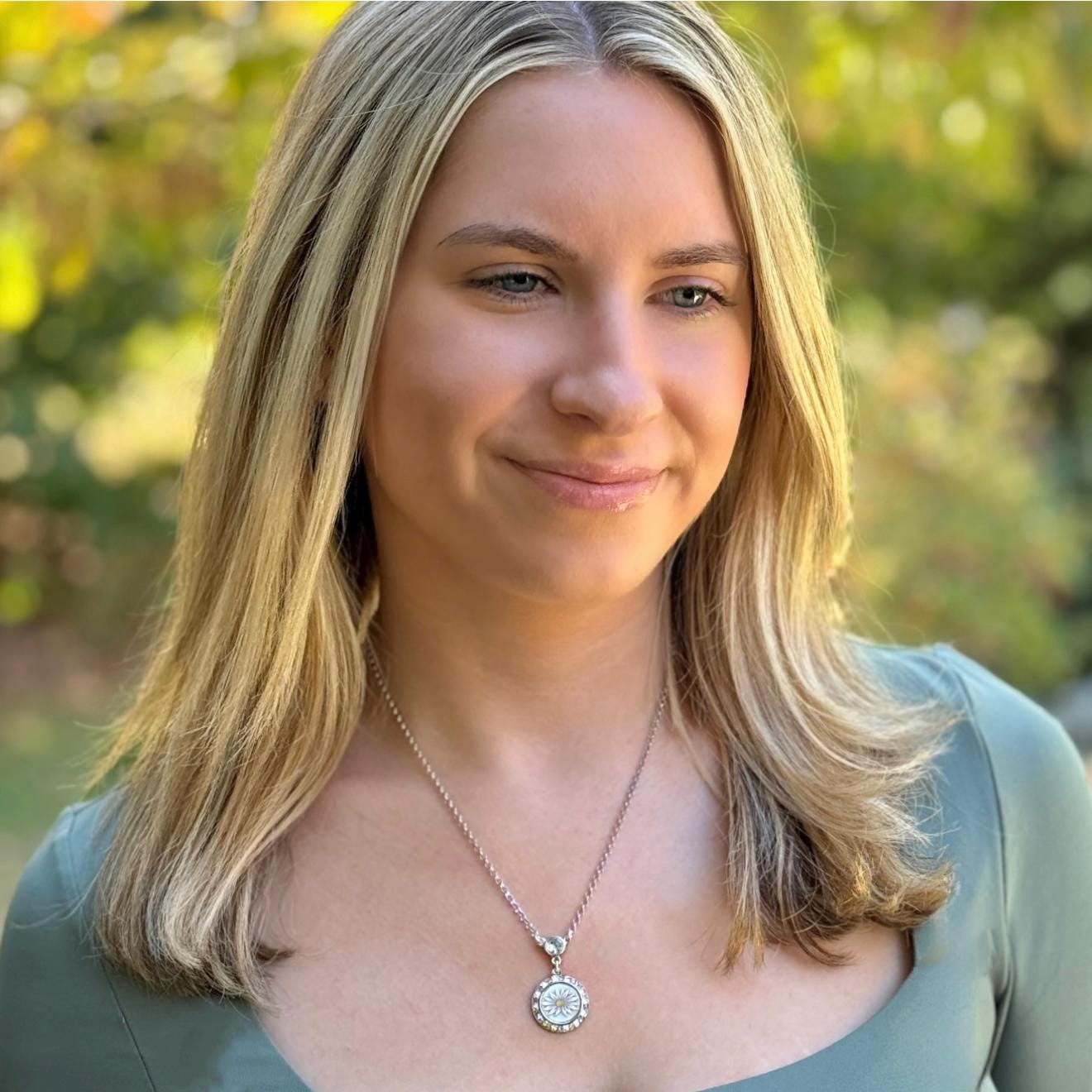 Dainty Daisy Crystal Necklace, Romantic 20th Anniversary Gift for Wife, Broken China Jewelry, Crystal Necklace, Beautiful Daisy Jewelry