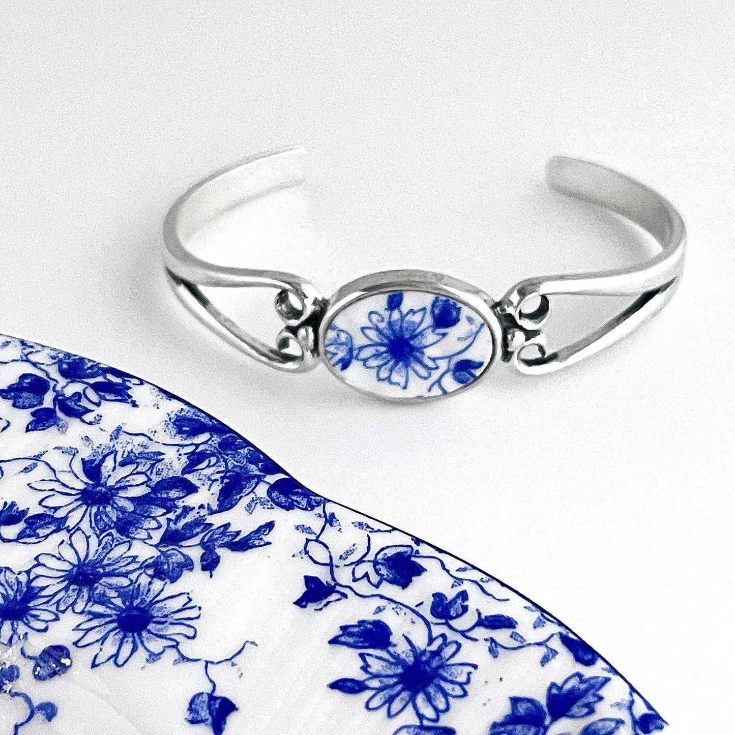 Shelley Dainty Blue Broken China Daisy Bracelet, Daisy Flower Jewelry, 20th Anniversary Gift for Wife, Vintage China