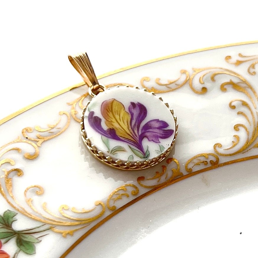 14k Iris Flower Gold Pendant