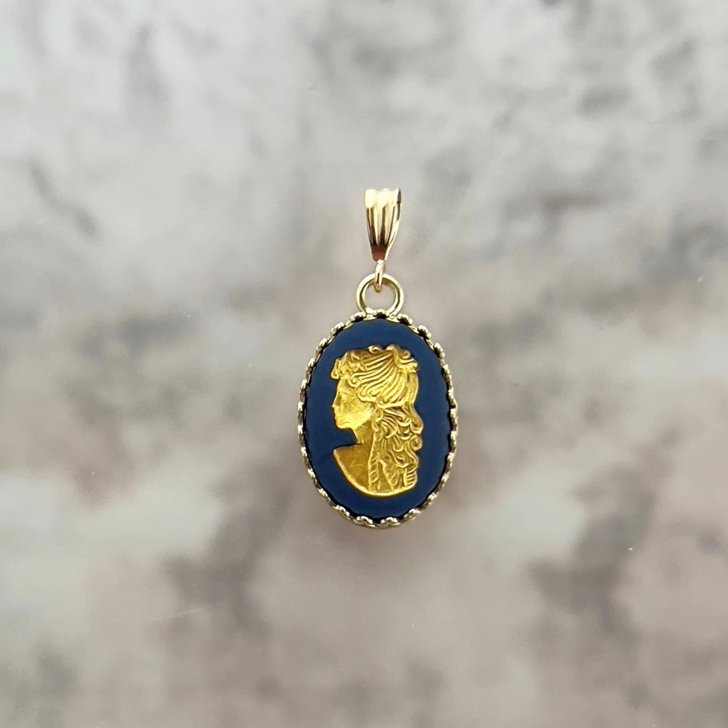 14k Gold Cameo Pendant Necklace