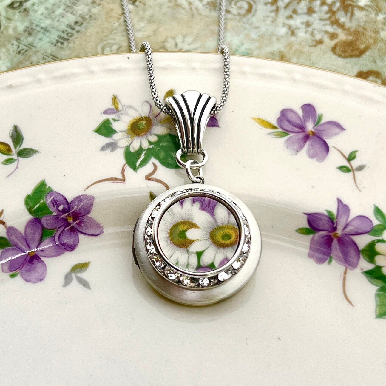 Adjustable Daisy Photo Locket, Unique Crystal Jewelry, Vintage China Locket Necklace, Romantic Gifts for Women